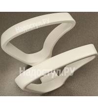 Пара белых каплевидных пластиковых подлокотников для офисного кресла.